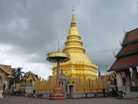 important temples in the north of thailand, Wat Phrathat Hariphunchai